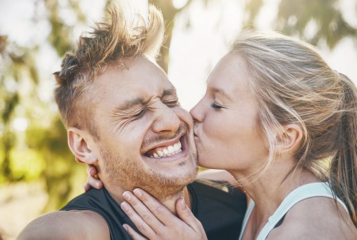 Девушка целует парня: первые признаки влюбленности