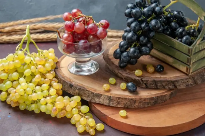 Виноград зеленый или черный — в чем отличия