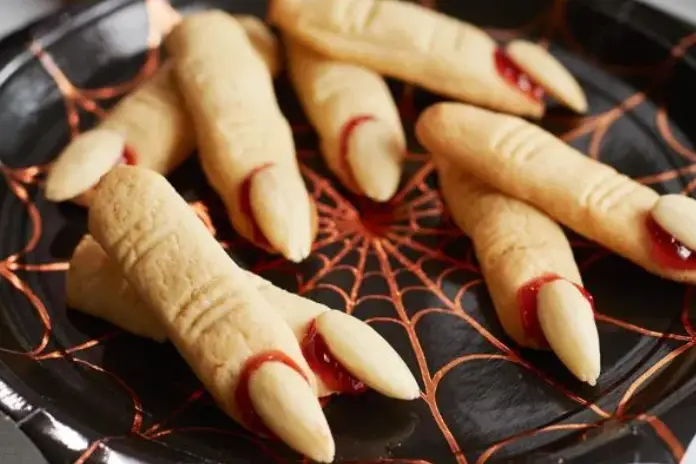 Еда на Хэллоуин: как отметить Хэллоуин вкусно и весело. Пальцы ведьмы из теста