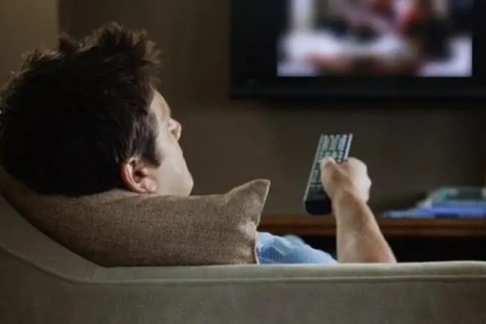 Телевизор и одиночество: как социальная изоляция незаметно крадет наше время