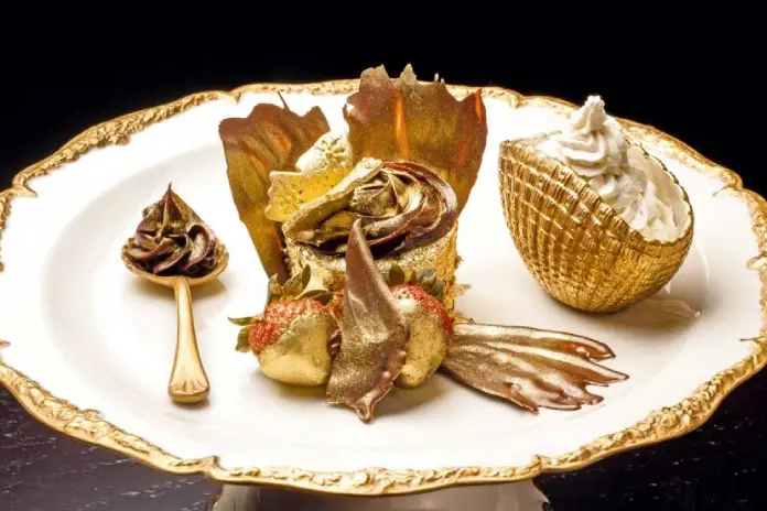 Роскошный десерт: The Golden Phoenix Cupcake