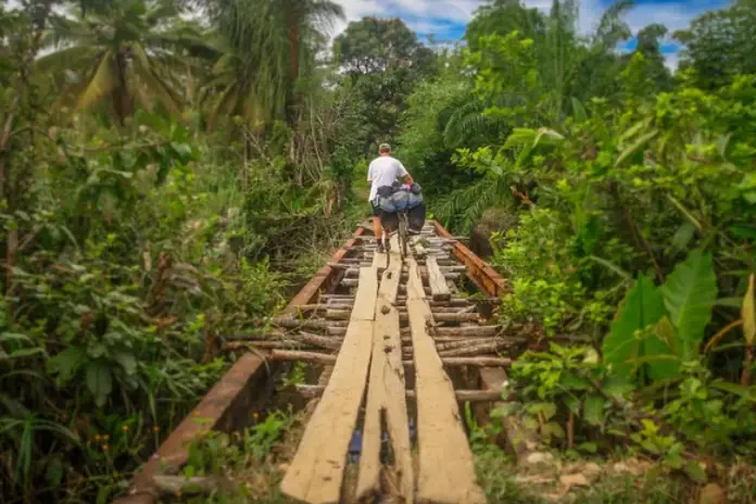 Ржавый мост в джунглях (Мадагаскар)