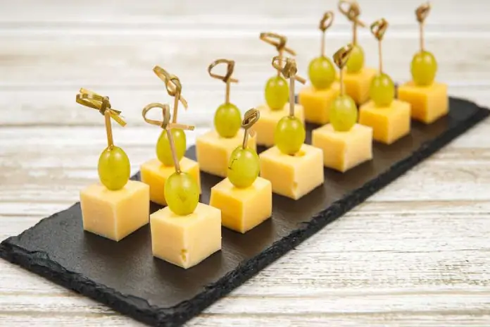 Рецепт на новый год: Канапе с сыром и виноградом