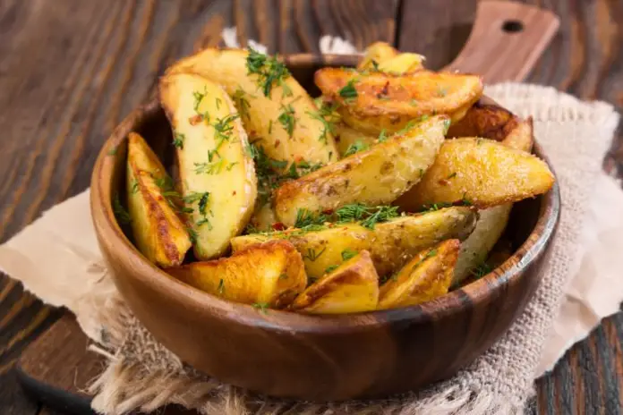 Рецепты: Картофель по-деревенски с чесноком и травами в духовке на новогодний стол