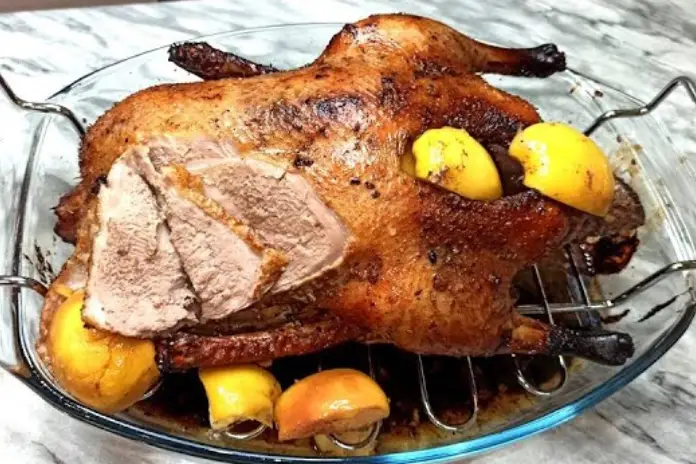 Рецепты на новогодний стол: Утка, запеченная с яблоками и медом
