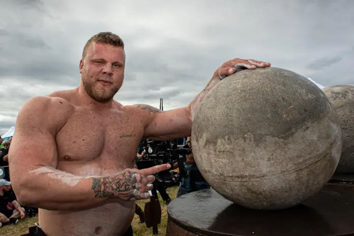 Кто самый сильный человек в мире: британский силач Том Столтман
