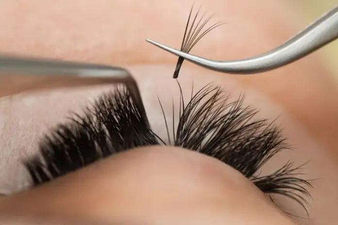 Красивые ресницы: вред нарощенных ресниц, о котором важно знать