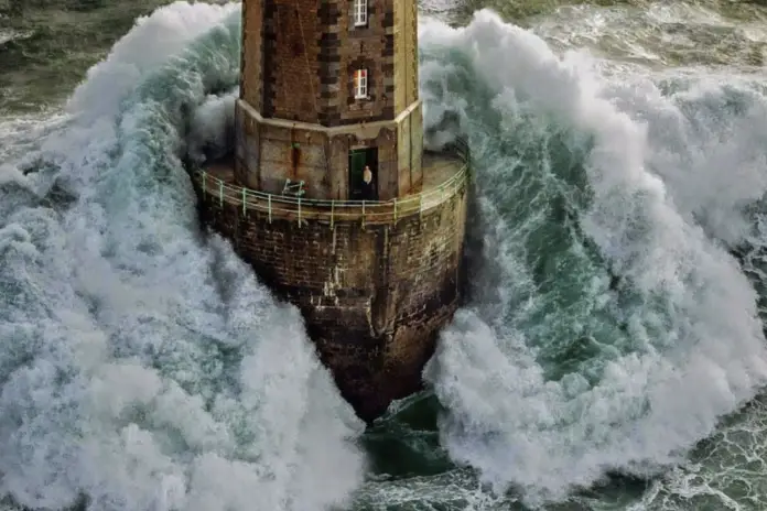 Самый большой маяк в мире: маяк Ля Жюмьен, Франция