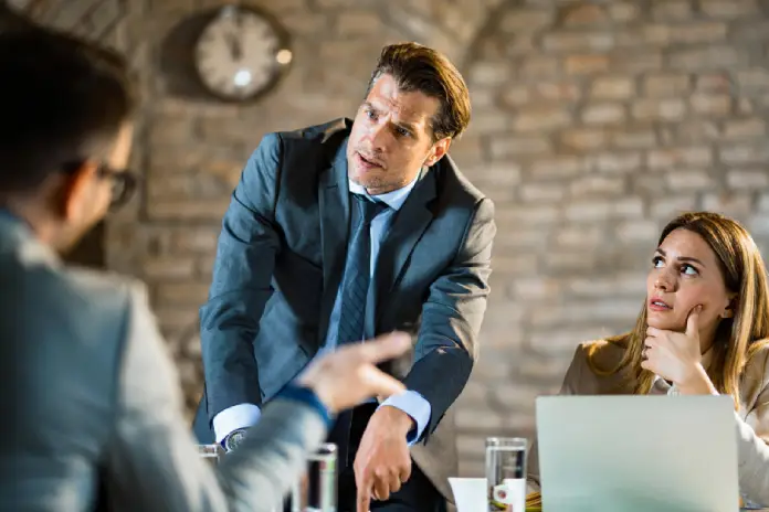 Когда власть ранит: буллинг на работе со стороны лидера