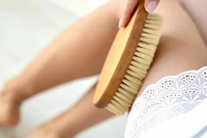 Секрет гладкой кожи: массаж сухой щеткой для здоровья и красоты