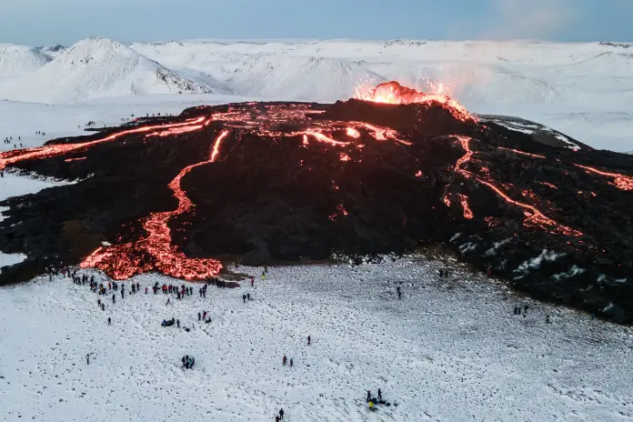 Самые опасные разломы и сейсмически активная зона: The Lava Flow in Iceland