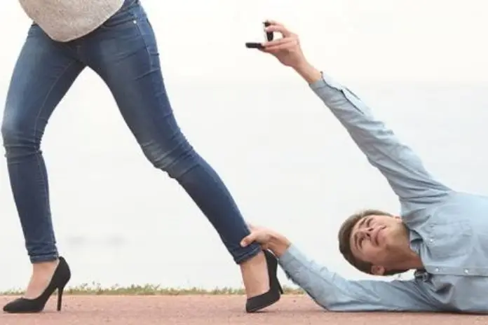 Неуверенный в себе мужчина: тихие сигналы, которые женщины часто не замечают