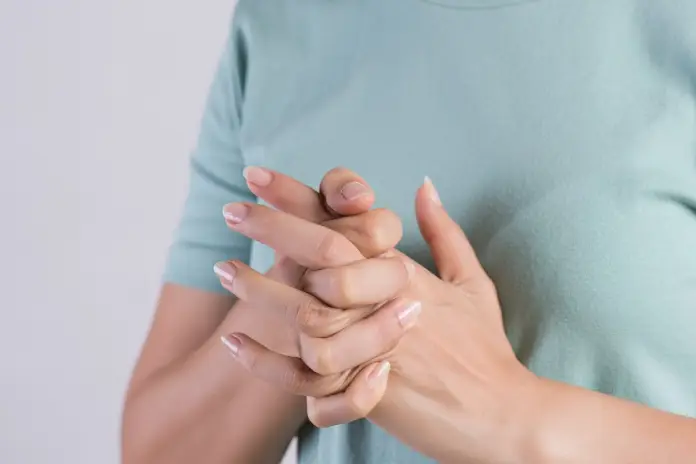 Хруст в пальцах рук: мифы и реальность о риске артрита